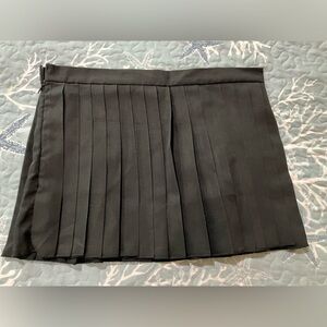 Shein NWOT…Woman size large US 8-10 pleated mini skirt